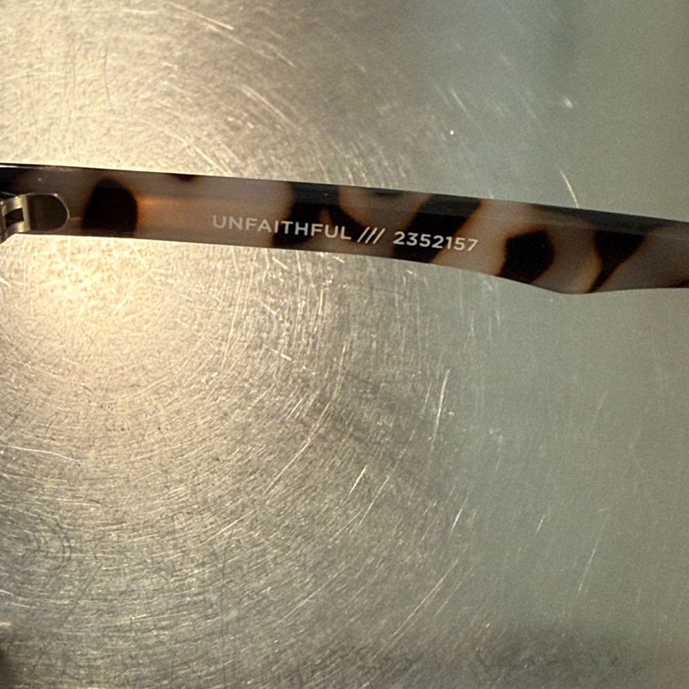 Le Specs Unfaithful Tortoiseshell Cat Eye Sunglasses - Brown Gradient Lenses - Picture 5 of 6